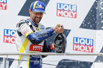 Das Pfeifen im Wind: Schweizer Spaß in der MotoE - MotoE-Pilot Randy Krummenacher in Sektlaune nach Platz zwei auf dem Sachsenring. 