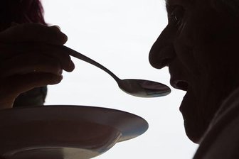 Das Pflegepersonal reicht nicht - In einem Altenheim füttert eine Pflegerin eine Frau. Nur ein Drittel der Pflegebedürftigen wird in Heimen versorgt.