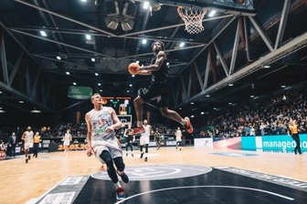 Das Pokal-Turnier kann kommen: Niners Chemnitz fegen den FC Bayern weg - Spektakel in der Messe: Niners-Spieler Isiaha Mike setzt zum Dunking gegen den FC Bayern München an.