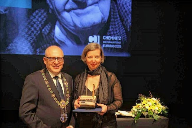 Das Politische ins Literarische übersetzen - Jenny Erpenbeck erhält den Stefan-Heym-Preis - Der neu gestaltete Preis, den Oberbürgermeister Sven Schulze an Jenny Erpenbeck übergibt, ist ein Stifthalter.