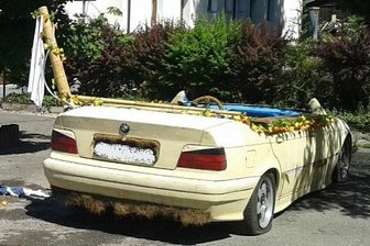 Das Pool-Auto hat sogar eine Dusche - Die Dusche befindet sich links hinten am rollenden Pool.