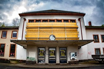 Das Projekt Kulturbahnhof in Flöha hat jetzt einen Fahrplan - Zuletzt war die Bahnhofshalle Party-Areal für "Der Bahnhof bebt". 2025 soll sie Kulturbahnhof sein.