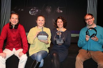 Das Puppenspiel wird digital - Sven Hellbach, Professor für Informatik und Intelligente Systeme an der WHZ, Puppentheaterdirektorin Monika Gerboc, Dramaturgin Dominique Suhr und Vrendex-Geschäftsführer Manuel Dudczig (von links) freuen sich, als Erste eine virtuelle Puppentheaterwelt erschaffen zu können.