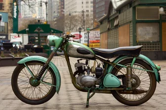 Das Rätsel des alten Erzgebirgsmotorrads: Zschopau, Chicago, New York – und ein Dorfchemnitzer - Das besondere Stück: Mitten in New York, wo er mit der in Chicago aufgestöberten MZ RT 125/2 einige Meilen zurücklegte, hat Markus Laine dieses Foto aufgenommen.