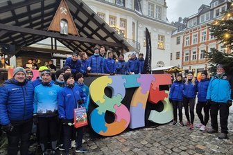 Das Rätsel um die bunten Zahlen der Stadt Schwarzenberg und jene Zahlen unterm Strich der 875-Jahr-Feier - Mit einer nicht alltäglichen Aktion haben die Mitstreiter des Läuferbundes Schwarzenberg am 11. Januar das Festjahr der Stadt Schwarzenberg offiziell eröffnet und symbolisch eine große 875 zusammengebaut.