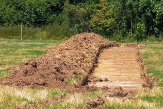 Das Rätsel um die Gräben an der B 92 bei Plauen - Mehrere dieser Streifen wurden an der B 92 nahe Oberlosa auf einem Feld geschoben.