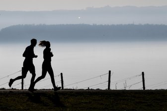 Das Rätsel um die Lebenserwartung: Darum ist der Unterschied zwischen Männern und Frauen im Osten größer - Soweit, so bekannt: Frauen leben im Durchschnitt länger als Männer. Warum aber ist der Unterschied im Osten Deutschlands besonders ausgeprägt?