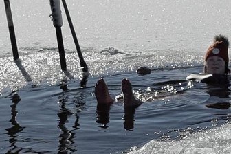 Das Rätsel um die Mützenfrau vom Teich - Anke Bergelt, Unternehmerin aus Ehrenfriedersdorf, stattet dem Stauweiher jeden Tag einen Besuch ab. Und das seit dem 10. Mai 2022. Aber sie wandert nicht eingemummelt ums Wasser, sondern geht hinein.
