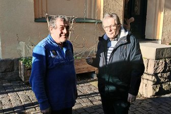 Das Reh mit dem Holzbein: Spurensuche nach einer Crimmitschauer Legende - Helge Klemm (rechts) und Andreas Zahn wissen beide, dass es das Reh mit dem Holzbein gab. Klemm sah es mit eigenen Augen, Zahn hat zwei Bilder.