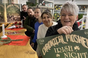 Das Reichenbacher Kinderkaufhaus wird zum Irish Pub - da macht „Connys Bar“ erst gar nicht auf - Die Weihnachts-Deko im City-Treff ist bald vom Tisch. Dafür sorgen vor der Irish-Night Conny Schmidt von „Connys Bar“, Treff-Gastgeberin Katrin Jaritz sowie Kristin Förster, Robert Förster und Jan Singer von den Chronical Moshers.