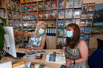 Das Reisefieber steigt, doch wer zahlt den Coronatest? - In die Sonne und an den Strand: Nach diesem Motto buchen Kunden des Reisebüros "Der Alte Chemnitzer" im Gablenz-Center bei Inhaberin Jana Petzold (links) und Büroleiterin Brit Schuster derzeit vorwiegend Reisen nach Griechenland und Spanien.
