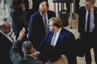 Das Rentenpaket - Friedrich Merz CDU, Bundeskanzler, und Leif Erik Bodin, Bundestagsabgeordneter der CDU bei der namtlichen Abstimmung zum  Rentenpake.Foto: Florian Gärtner/imago