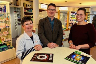 Das Rezept für die Zukunft: Hainichener Apotheken bleiben in der Familie - Sylvia Jahns (l.) hat die Leitung der Apotheken an ihre Schwiegertochter Maria Jahns übergeben. Sohn Karl-Peter ist mit der Rostockerin zurück nach Hainichen gekommen und arbeitet nun hier als Apotheker. 