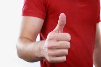 Das richtige Verhalten: Nettsein hilft am Ende allen! - Zu einem Kompliment bedarf es oft noch nicht mal vieler Worte. Manchmal reicht auch eine Geste. 