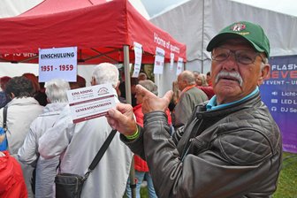 Das Riesen-Klassentreffen von Rechenberg-Bienenmühle - Seit 79 Jahren Rechenberger: Volker Kläre mit seiner Einladung zum Generationentreffen.