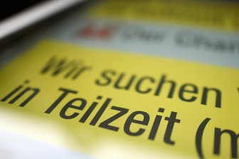 „Das Risiko, arbeitslos zu werden, steigt“: So schwierig ist die Arbeitsmarktlage im Landkreis Zwickau - Eine Stellenanzeige in einem Schaufenster. Die Unternehmen im Landkreis stellen weniger Personal ein.