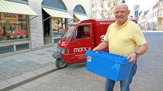 Berthold Freitag liefert nach Online-Bestellung weiterhin mit Hilfe einer roten Piaggio Ape die Bestellungen aus.