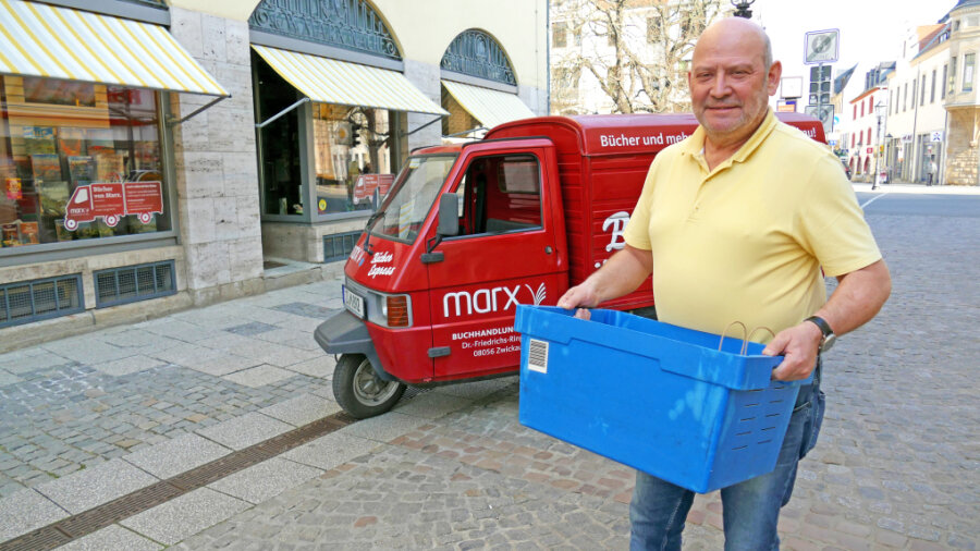 Berthold Freitag liefert nach Online-Bestellung weiterhin mit Hilfe einer roten Piaggio Ape die Bestellungen aus. 