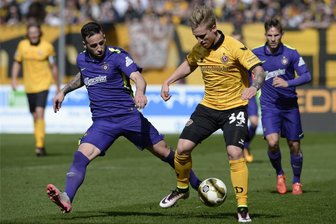 Das Sachsenderby: Erzgebirge Aue gegen Dynamo Dresden – Wer ist weiter? - Zwei Aufstiegshelden von 2016 im Duell: Calogero Rizzuto (FC Erzgebirge Aue/links) und Marvin Stefaniak (Dynamo Dresden/rechts) kämpfen um den Ball. Seit Jahren schon spielt Ex-Dynamo Stefaniak für die Veilchen – und steht nun vor seinem insgesamt zwölften Sachsenderby.