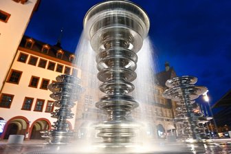 Das sagen Chemnitzer zum neuen Marktbrunnen - Der neue Marktbrunnen vor dem Rathaus ist derzeit das Fotomotiv schlechthin in Chemnitz. Das Wasser läuft hier täglich von 10 bis 22 Uhr in einem bestimmt Rhythmus über die vier Stelen, rundherum gibt es auch Sitzgelegenheiten. Von 20 bis 22 Uhr ist das Kunstwerk beleuchtet. 