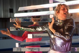 Das Schauspiel Chemnitz nimmt den Mythos Katarina Witt auseinander - mitten im Jutta-Müller-Eissportzentrum! - Magda Decker (vorn) und Vera-Cosima Guttmann in „6.0 Eis.Kunst.Traum“.