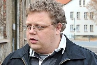 Das Schießen lernte Uwe Böhnhardt beim V-Mann - Tino Brandt noch mit Locken auf dem Kopf, in Haft trägt er jetzt Kurzhaar und Backenbart.