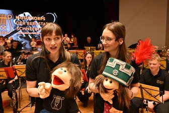„Das Schlagzeug ist besonders beliebt“ – Wie Kinder im Erzgebirge für Musik begeistert werden - Claudia Leichenring (li.) und Liesa Rockstroh haben das Kinderkonzert moderiert.