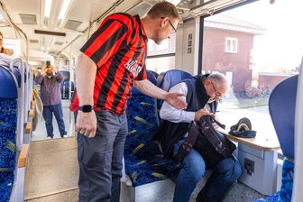 „Das Schlimmste war, dass mir niemand geholfen hat" - Wie kann Zivilcourage gelingen? - Bei einem Training für Zivilcourage wird eine typische Situation simuliert: Jemand wird in einem Zug angepöbelt.