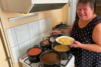Das Schnitzel für 2,80 Euro: In der Netzschkauer "Brotbix" gibt's zum Jubiläum Preise wie vor 15 Jahren - In der Küche der "Brotbix": Regine Herzberg: "Hier gibt's nichts Exotisches. Ich koche nur, was mir selber schmeckt."