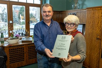 Das schönste Haus von Falkenstein: Wie Familie Pohlandt die Jury von sich überzeugt hat - Das schönste Haus von Falkenstein haben Konrad und Katrin Pohlandt. Der Eingangsbereich ihres Hauses mit historischen Aufnahmen aus Falkenstein hat die Jury überzeugt.