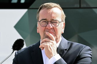 Das schwierige Los der SPD - Mit Abstand der beliebteste Bundespolitiker: Verteidigungsminister Boris Pistorius (SPD). Aber manchmal hadert seine Partei mit ihm.