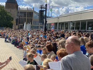 Das sind also "Lausbuben": Über 2000 Chorkinder singen beim Landes-Kurrendetag in Chemnitz. - Bei strahlendem Sonnenschein bevölkerten die mehr als 2000 Teilnehmer und Teilnehmerinnen des Landeskurrendetages zum Treppensingen den Platz vor der Stadthalle Chemnitz.