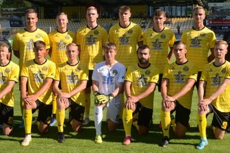 Das sind Auerbachs neue Gesichter - Der VfB Auerbach hob zur offiziellen Mannschaftsvorstellung am Mittwoch besonders die Neuzugänge hervor: (stehend von links) Heiko Junghans/Co Trainer, Marvin Todt, Ilja Sevcuks, Cedric Graf, Pascal Schardt, Vojtech Cermus, Matej Dyballa und Sven Köhler/Trainer, (knieend von links) Pascal Degel, Jonas Dittrich, Marlon Leidel, Lucas Tilgner, Besir Baftijar, Niklas Döhler und Pierre-Maurice Scheunert. 