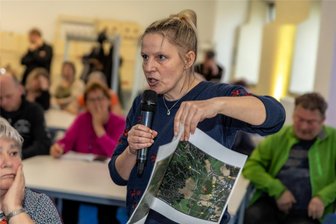 Das sind die Ängste der Auerbacher vor Windkraft - Ivonne Fuhrmann sagt: „In den Wald gehört kein Windrad“. Die Reumtengrünerin erklärte zum Infoabend was passiert, wenn ein Windrad auf den Fronberg kommt. Die Rotorenbewegungen würden den Wald austrocknen und die Tiere aus ihrem Lebensraum verscheuchen.