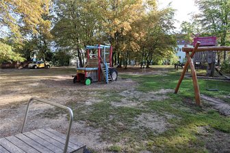 Das sind die beliebtesten Spielplätze von Zwickau - Der Spielplatz am Rosenhag hat einen Traktor, eine Kutsche und sogar eine Kletterkombi namens „Scheune“.