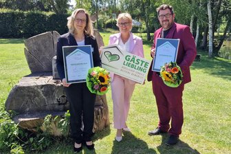 Das sind die beliebtesten Unterkünfte im Vogtland - Christiane Müller (l.) vom Hotel Tannenhaus und Michel Vollmer vom Landgasthof Plohnbachtal - hier mit Barbara Klepsch (CDU), Staatsministerin für Kultur und Tourismus - nahmen zum dritten Mal die Urkunden als „Gästeliebling“ entgegen.