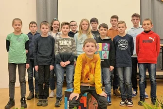 Das sind die besten jungen Mathe-Genies im Westerzgebirge - Am Mathewettbewerb hat der neunjährige Noah Reimann (vorn) als Frühstarter teilgenommen. Er geht in die 4. Klasse der Grundschule Hohndorf und gehört wie die anderen Gymnasiasten der Klassenstufe 5 bis 8 hinter ihm zur Mannschaft, die zur nächsten Stufe der Mathe-Olympiade das Erzgebirge vertreten werden.