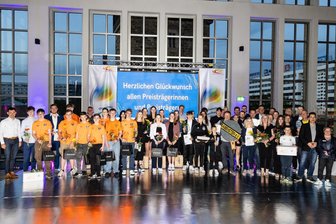 Das sind die besten Nachwuchssportler aus Chemnitz - Sportliches Gruppenfoto: Die Geehrten der 13. Chemnitzer Jugendsportlerehrung in der Galerie Roter Turm.