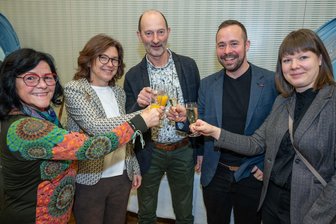 Das sind die Bilder des Neujahrsempfangs in Rochlitz - Die beiden Apothekerinnen Anett Zobel (2. v. l.) und Julia Hofmann (r.) stoßen mit ihren Familien auf das neue Jahr an.
