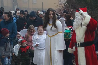Das sind die Bilder vom Männelmarkt-Markt in Augustusburg - Die Männelparade, angeführt vom Weihnachtsmann und Engel, führte beim Männelmarkt durch die Augustusburger Altstadt.