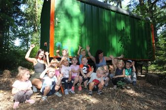 Das sind die coolsten Orte in Westsachsen - Im Waldkindergarten: Die Gruppe der Kita "Krümelkiste" mit den Erzieherinnen Madeline Lorenz (hinten links) und Cindy Lorenz. 