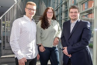 Das sind die drei besten Handwerksgesellen des Vogtlandes - Jim Aurel Köhler, Sophie Dumke und Erik Grimm (von links) sind die besten Handwerksgesellen des Vogtlandes. 38 erhielten am Samstag feierlich ihren Gesellenbrief überreicht.