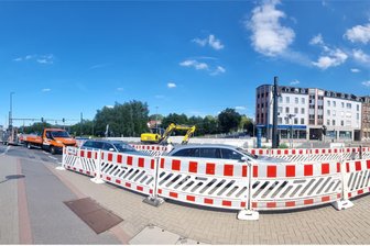 Das sind die drei nervigsten Sommerbaustellen in Chemnitz - Selbst 10 Uhr staut es sich noch auf der Zwickauer Straße. Durch das Einordnen vor der Verengung geht es nur stückchenweise voran.