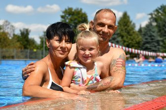 Das sind die familienfreundlichsten Bäder rund um Freiberg und Mittweida - Badespaß in Familie: Mittelsachsen hat da viele tolle Angebote. Das finden auch Isabell Dietz und Imre Balazs-Dietz mit Tochter Jacquelina.