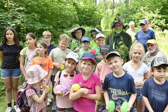 Das sind die Gesichter eines Wandertags im Vogtland - Besonders bei den Kindern begehrt war unterwegs ein Schnappschuss mit Moosmann Rainer Scherzer, Moosmannfrau Regina Scherzer (hinten links) und Moosmanngehilfin Ingrid Dietzel.