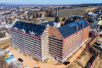 Das sind die Millionen-Bauprojekte im Erzgebirge 2023 - Bauzäune stehen im März 2022 an der ehemaligen JVA Hoheneck, die zur Gedenkstätte umgebaut wird.