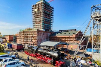 Das sind die Millionen-Bauprojekte im Kreis - Der Landkreis setzt dieses Jahr die umfangreichen Bauarbeiten am Bergbaumuseum in Oelsnitz fort. Anvisiert ist derzeit ein Fertigstellungsdatum im Herbst. Das Foto entstand Ende Oktober, als die Museumslok eine Taufe erhielt. 