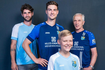 Das sind die neuen CFC-Trikots - Die Heimtrikots in Himmelblau, die Auswärtstrikots in Dunkelbau - der neue Look beim CFC.