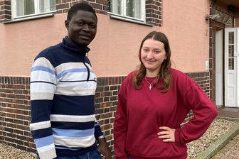 Zacharia Dossa und Sophie Richter werden am Krankenhaus in Mittweida zu Pflegefachkräften ausgebildet. Beide sind begeistert von dem Beruf.