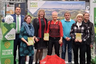 Das sind die neuen Tourismushelden im Vogtland - Sie wurden als neue Tourismushelden geehrt: Claudia Hempel, Heike Kirchhoff, Karin Lenk, Enrico Todt vom „Holzfäller“ in Mehltheuer sowie Gabi Rudolph und Frank Luft von der Schaustickerei. Links im Foto: Andreas Kraus, Geschäftsführer Tourismusverband Vogtland.